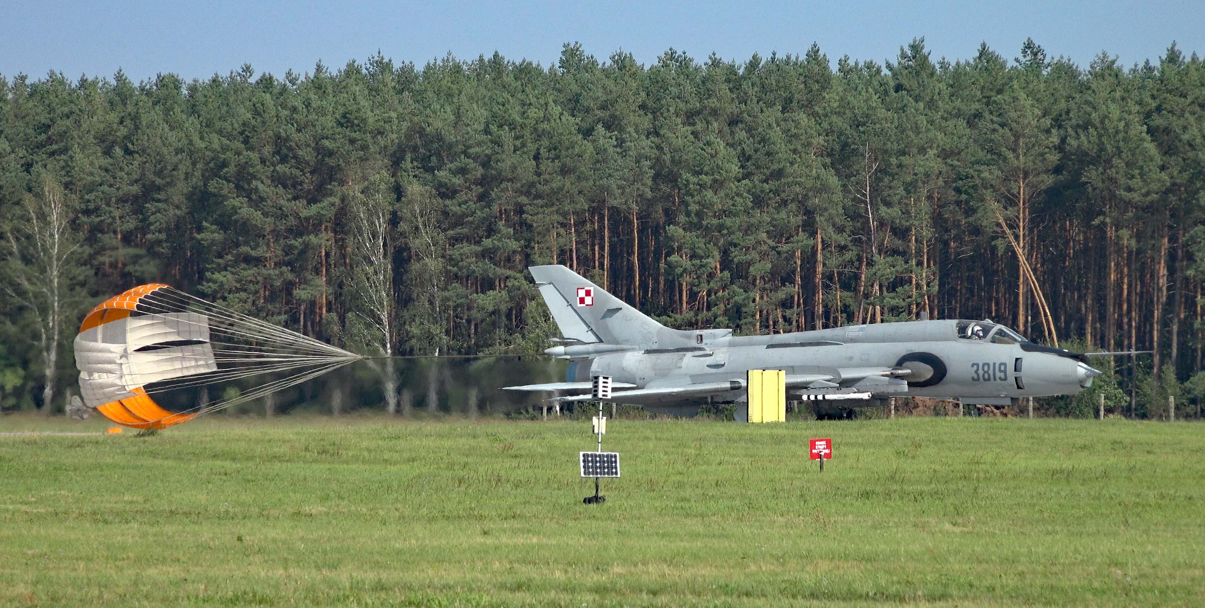 Lądujący Su-22 podczas Pikniku Lotniczego w Mirosławcu