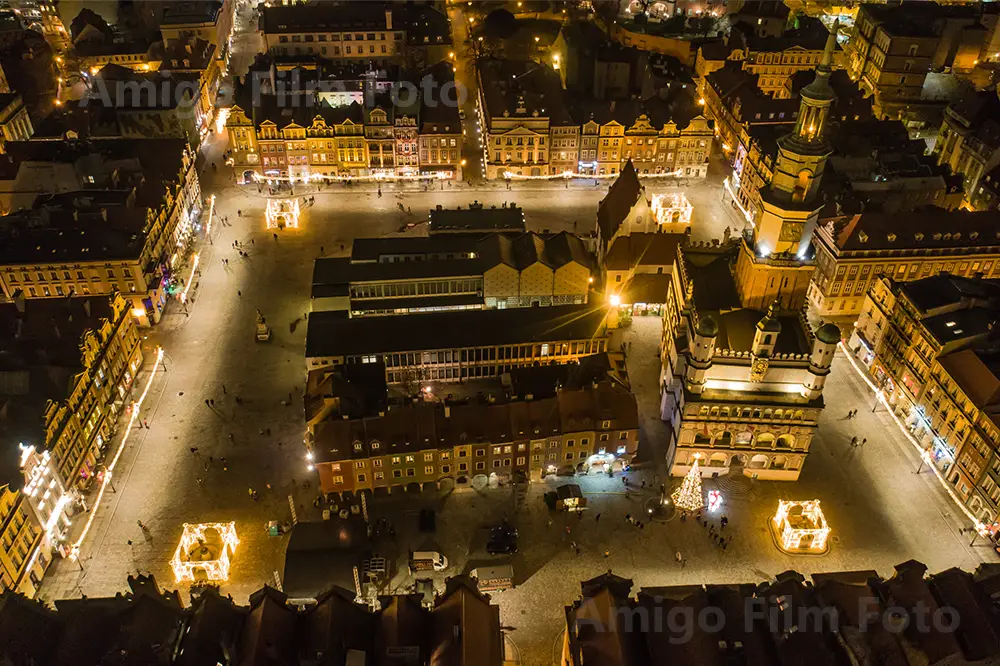 Rynek w Poznaniu z drona w nocy