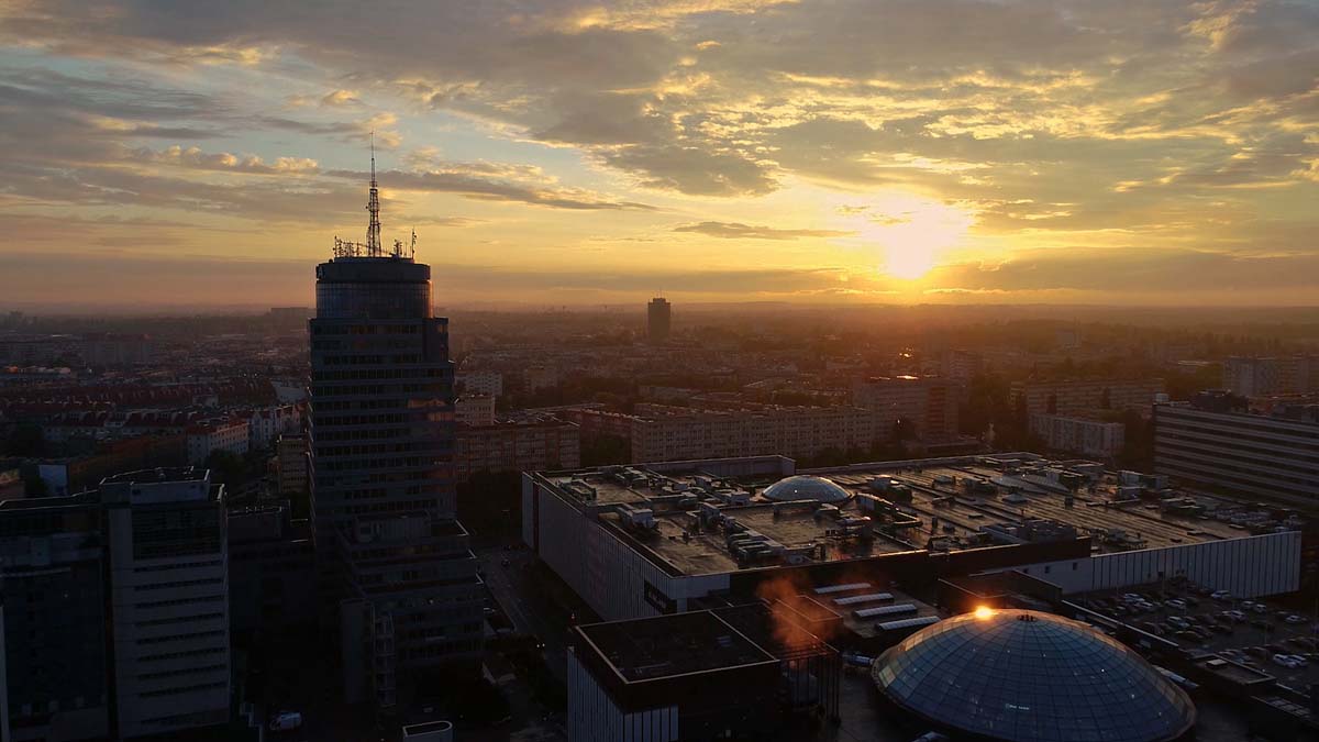 Szczecin podczas zachodu słońca – film z drona