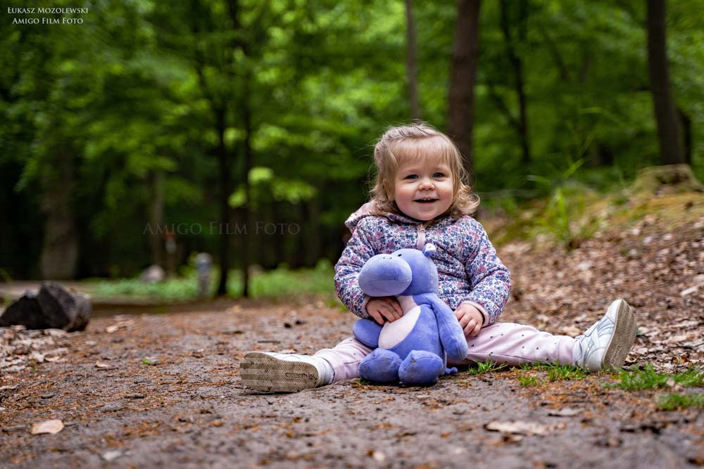 Zdjęcie szczęśliwego dziecka w lesie pod Szczecinem