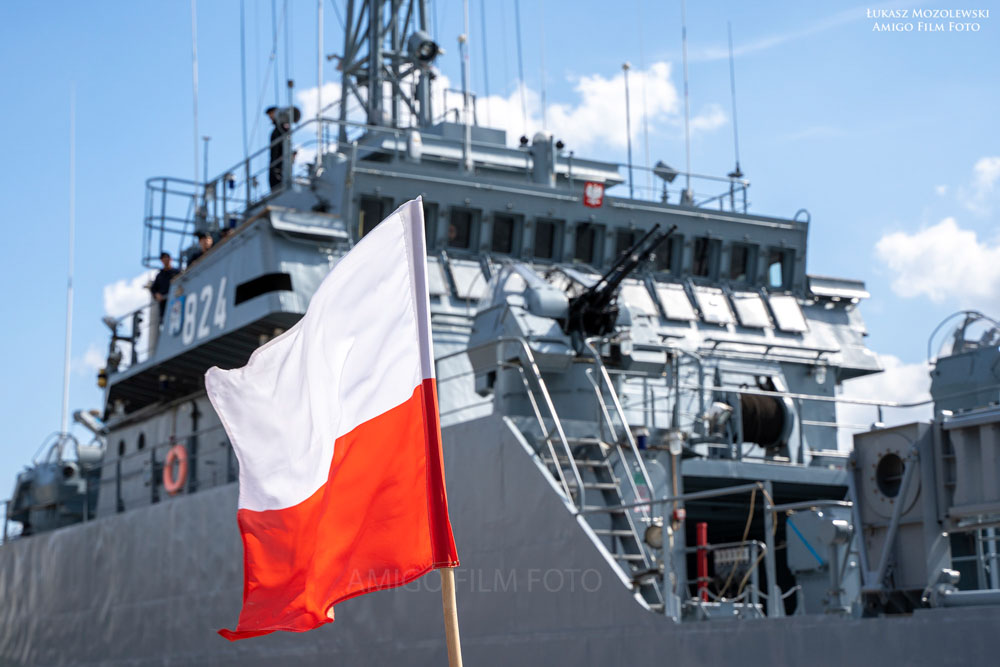 Zdjęcie flagi Polski na tle okrętu wojennego