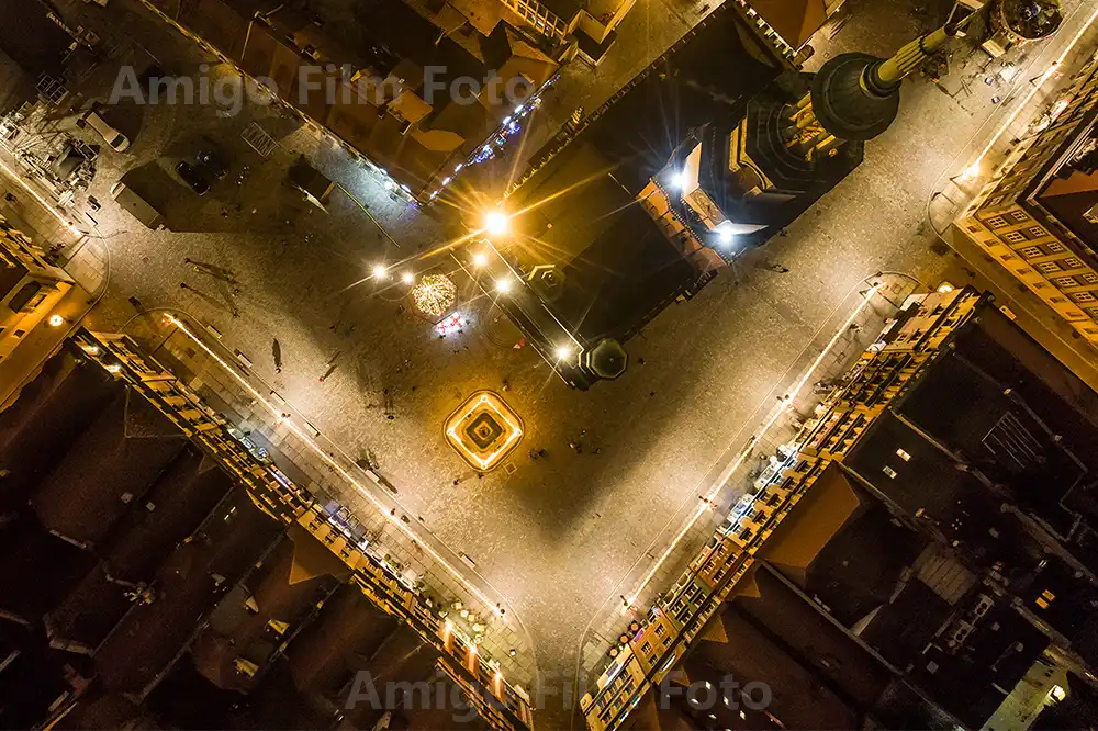 Rynek w Poznaniu z drona w nocy
