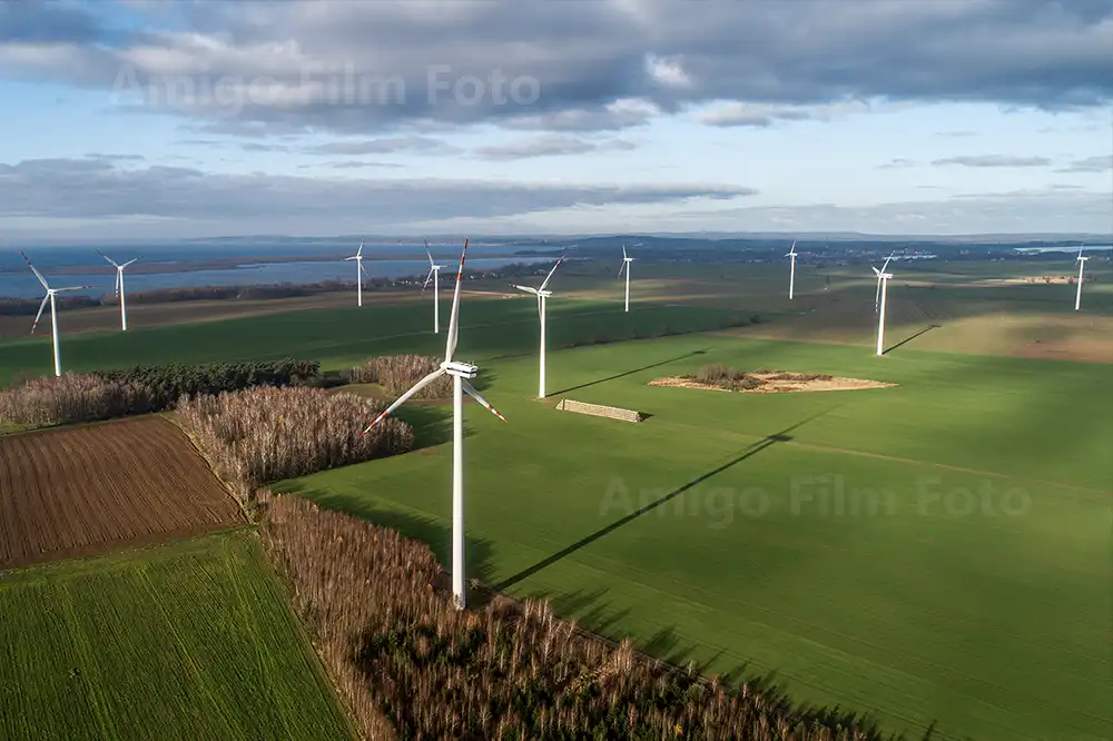 Zdjęcie z drona elektrowni wiatrowej w zachodniopomorskim